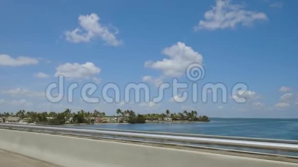 高速公路到达基西佛罗里达蓝天上大西洋废弃老桥和海岸线的景色视频的预览图