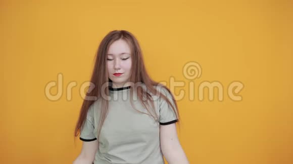 年轻女子的肖像看着相机拿着头发直视着视频的预览图