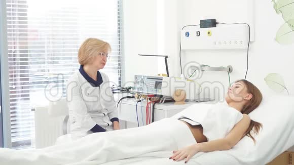 细心的女医生担心她年轻的病人视频的预览图
