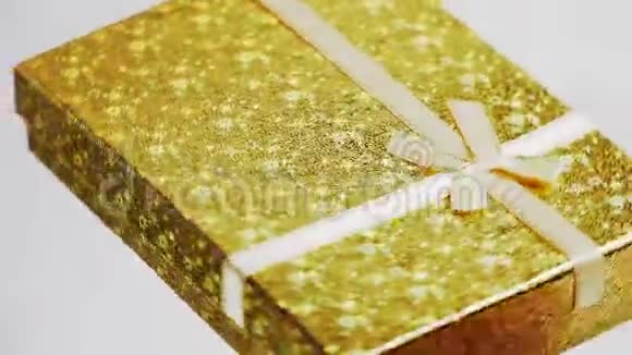 精美黄色礼盒旋转360度假期和礼物在白色背景下视频的预览图