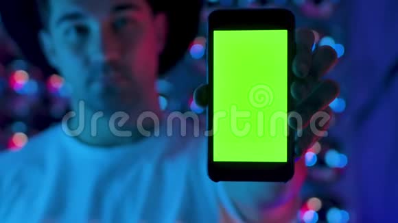 创意人手握一部带有垂直绿色屏幕的手机视频的预览图