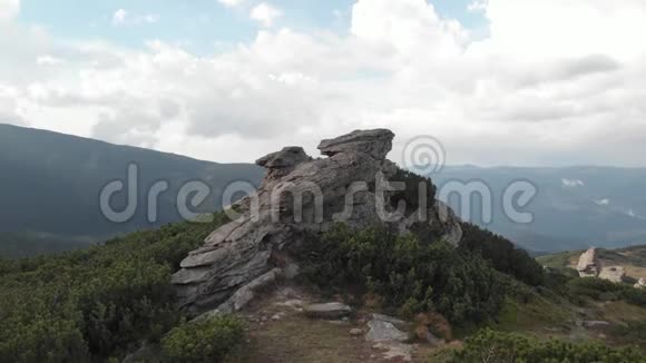 山峦起伏天空阴云密布视频的预览图