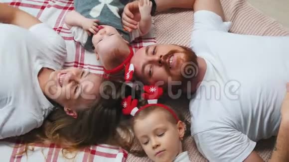 新年一家人躺在毯子上聊天微笑视频的预览图