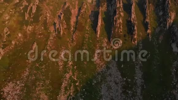 山坡石崖鸟瞰视频的预览图