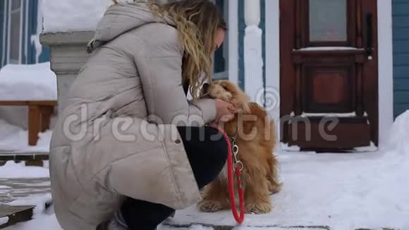 美丽的女人在玩被绑住的宠物狗视频的预览图