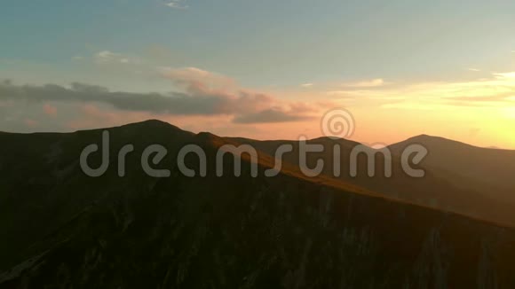 橙色日落下的山脉视频的预览图
