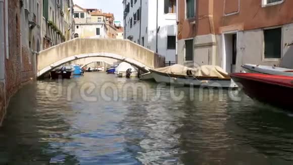 意大利威尼斯运河威尼斯狭窄的街道视频的预览图