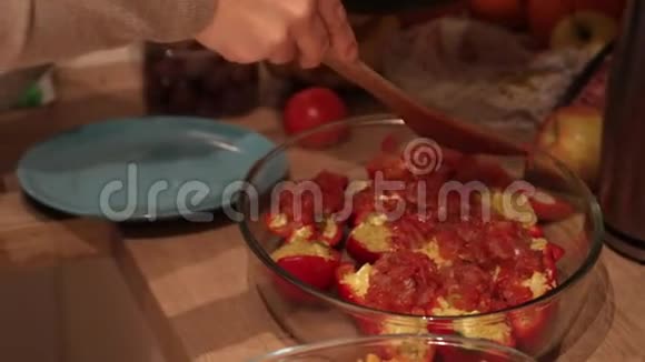 女孩做填好的西红柿特写镜头在乡村厨房的背景上看得见的手视频的预览图