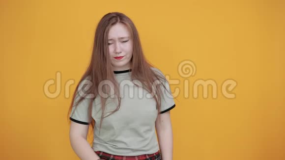 一位穿着休闲服装的年轻女子头靠在一边手放在额头上视频的预览图