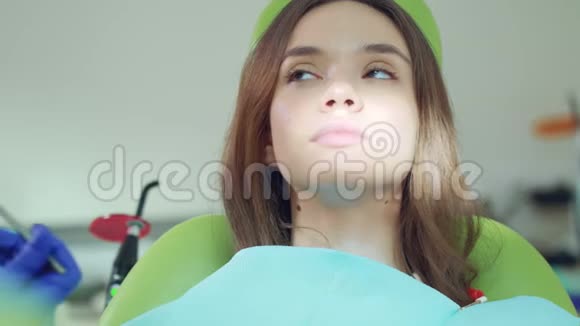 女性牙医用牙科工具检查病人的牙齿医疗服务视频的预览图