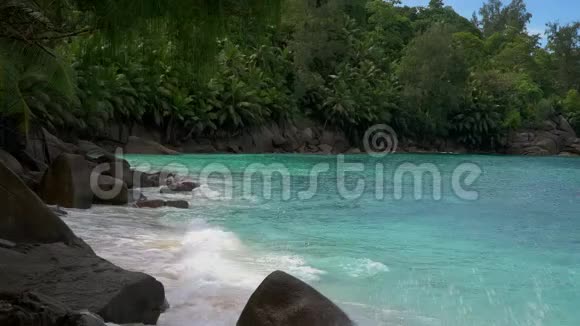 海浪和花岗岩岩石天堂海滩马河岛塞舌尔视频的预览图