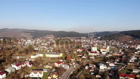 空中无人机对山林间聚落的看法Skhidnytsya镇的生活受欢迎的带矿物质的疗养胜地视频的预览图