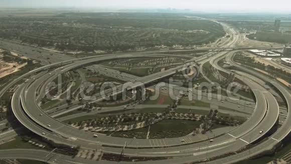阿联酋迪拜阿拉伯兰切斯地区附近的绿色高速公路交汇处的鸟瞰图视频的预览图