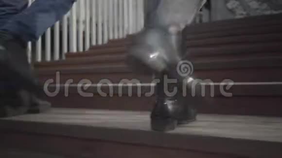 男女双脚特写走在室外的木楼梯上年轻的男女在晴朗的秋日漫步视频的预览图