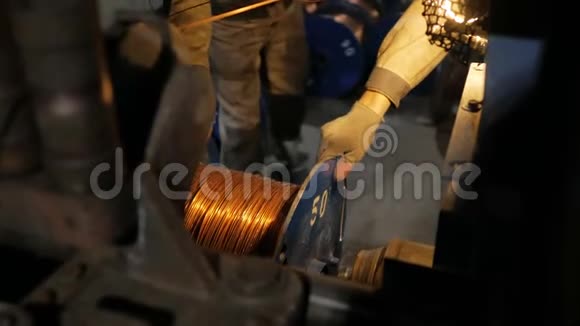 电缆生产厂铜电缆的工人和线圈视频的预览图
