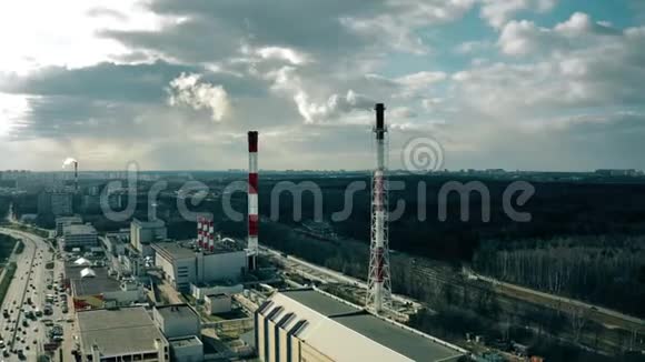 云层背景下一个火力发电站烟雾堆的空中拍摄视频的预览图