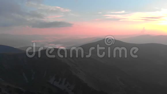 日落时群山山峰的美丽全景视频的预览图