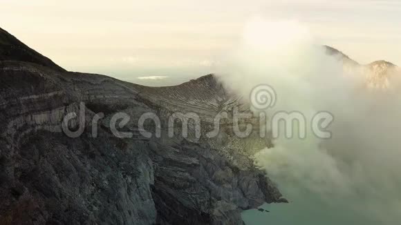 活火山火山口的空中射击印尼日出视频的预览图