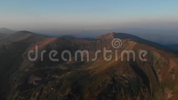 蓝天下山峰和山谷的俯视图视频的预览图