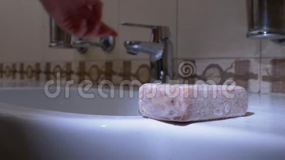 男人洗手在水槽使用洗肥皂在浴室保护冠状病毒视频的预览图