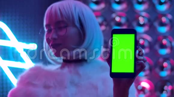 使用智能手机的女士提供绿色屏幕手机模板色度键视频的预览图