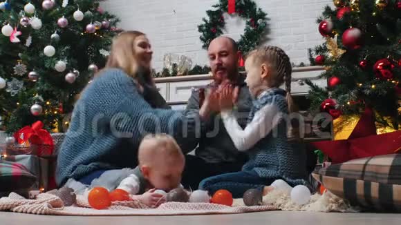 新年快乐一家人在一起玩蛋糕视频的预览图