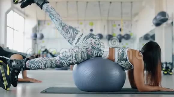 健身中心锻炼腿的女人视频的预览图