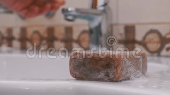男人洗手在水槽使用洗肥皂在浴室保护冠状病毒视频的预览图