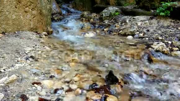 青湿苔藓的石头和岩石沿着山河流有许多弯曲的级联和小瀑布视频的预览图
