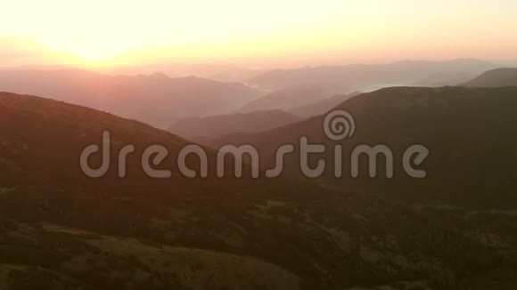 夏天山峦叠嶂夕阳西下视频的预览图