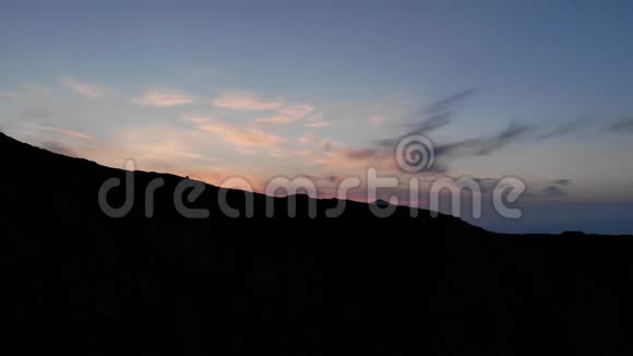 夕阳下群山的剪影视频的预览图