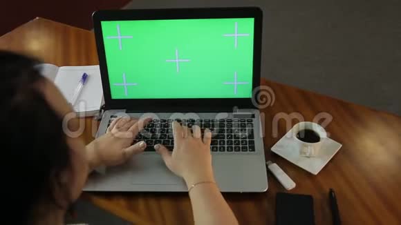 那个女人晚上在办公室里徘徊正在用电脑打字紧急工作视频的预览图