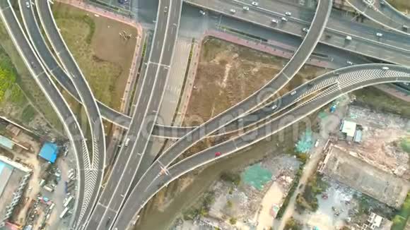 俯视日落时在多级公路上行驶的汽车公路多级交叉路口通过视频的预览图