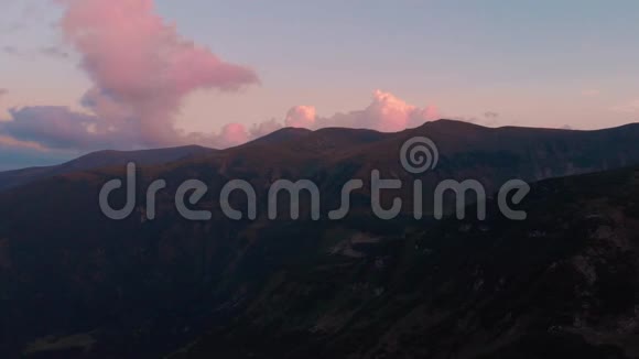 有日落天空的山脉景观视频的预览图