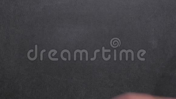 一个人在黑板上写下生态的粉笔铭文视频的预览图