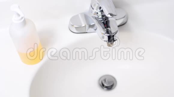 女人在浴室里用肥皂洗手视频的预览图