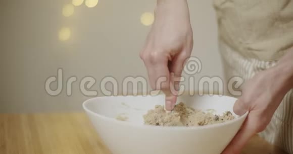 女人用手搅拌饼干面糊视频的预览图