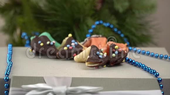 放上一盒自制的圣诞饼干里面装满了巧克力视频的预览图
