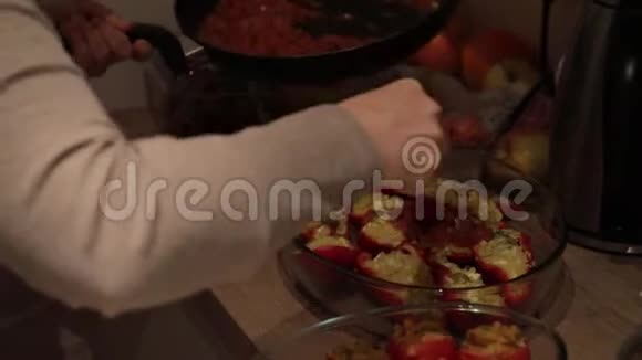 女孩做填好的西红柿特写镜头在乡村厨房的背景上看得见的手视频的预览图