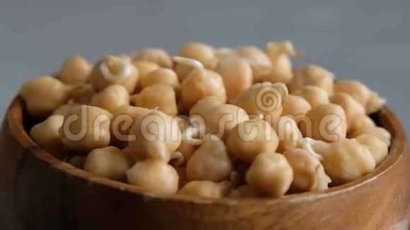 鹰嘴豆芽或幼苗放在木碗里靠近素食和健康饮食视频的预览图