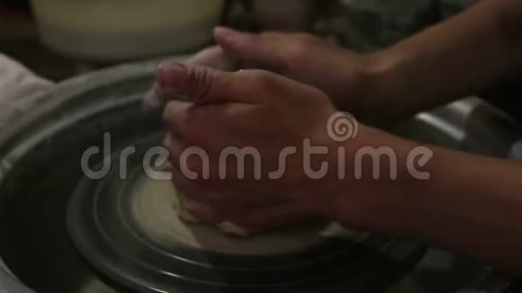 主人创造一个白色粘土产品主人用陶工的轮子特写雕刻一件粘土制品视频的预览图