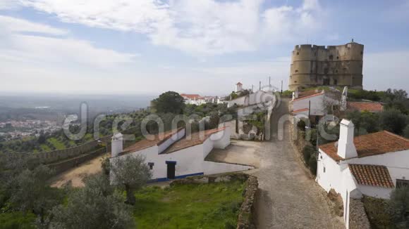 Evoramonte城堡内部在葡萄牙的Alentejo有白色的房子视频的预览图