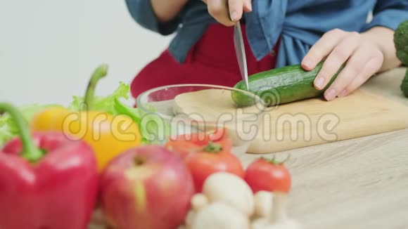 女性切黄瓜做减肥沙拉视频的预览图
