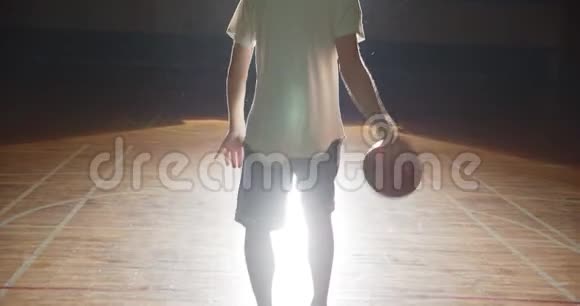 篮球运动员白色t恤剪影手指上有一个球手指上有一个阴影背面有一个阴影视频的预览图