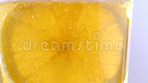 苏打水中柠檬片的慢镜头视频的预览图