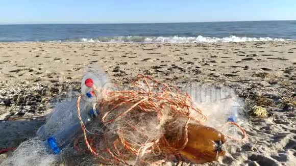 空用过的脏塑料瓶袋渔网垃圾倾倒在海边沙滩上环境污染问题视频的预览图