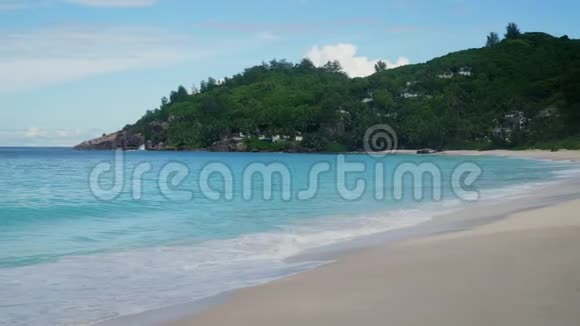 海浪和花岗岩岩石天堂海滩全景马河岛塞舌尔视频的预览图