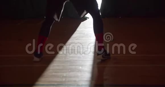 篮球运动员的腿准备进入地板剪影黑暗的后台光线自信视频的预览图