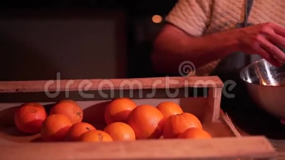 一个人从木箱里取出漂亮的新鲜橘子特写视频的预览图