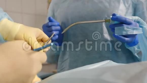 牙科保健概念牙科诊所的严重手术外科医生给病人植入假牙口腔特写镜头视频的预览图